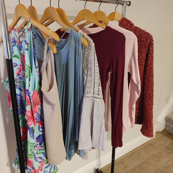 Women's Clothing - Picture 2 of 6